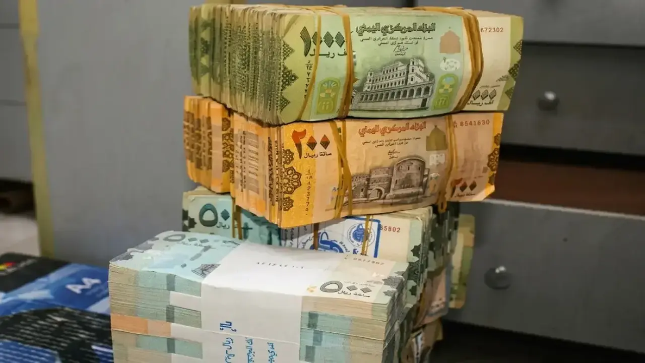استقرار سعر صرف الريال اليمني أمام العملات الأجنبية في أسواق مدينة عدن